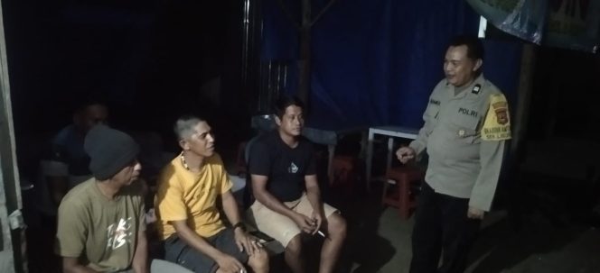 
 Anggota Polsek Libureng Laksanakan Sambang Malam di Desa Pitungpidange