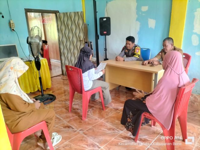 
 Dengarkan Keluhan Warga, Ini yang Dilakukan Bhabinkamtibmas Saat Sambangi Desa Binaannya
