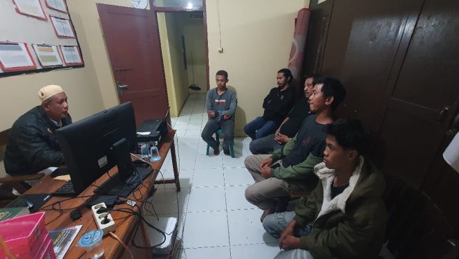 
 Anggota Polsek Bontocani Kembali Damaikan Dua Pemuda yang Berseteru, Suasana Penuh Haru