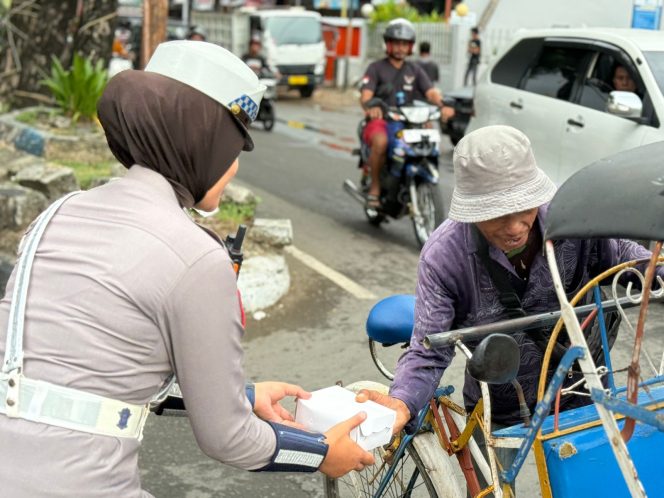
 Aksi Sosial Polantas Bone Berbagi Makanan Hingga Edukasi Pengguna Jalan Dan Tukang Becak