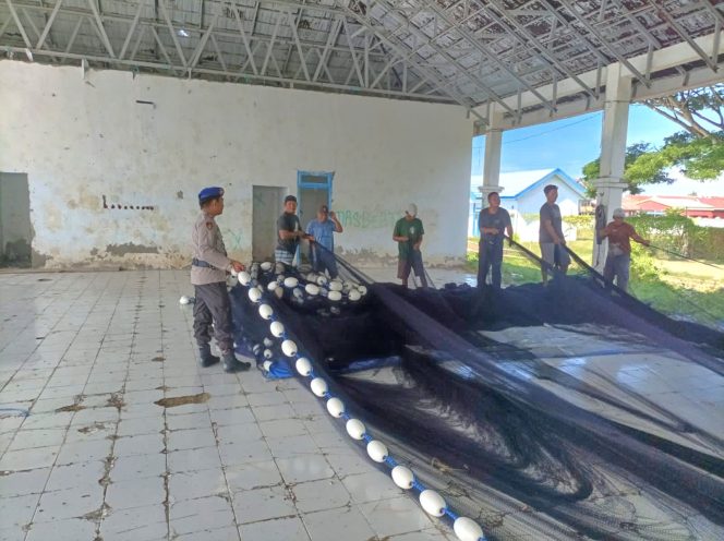 
 Satpolairud Polres Bone Hadir Bantu Nelayan Melalui Program Polisi Penolong