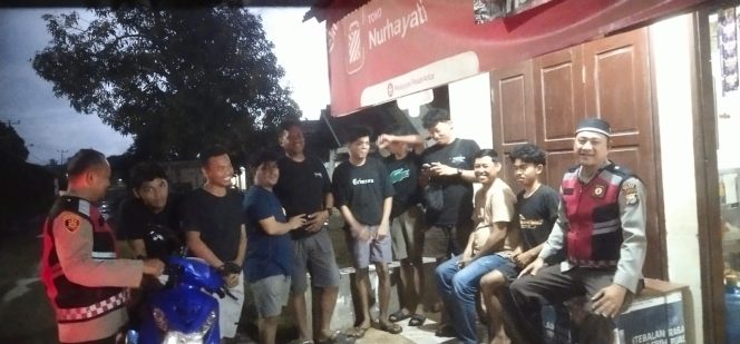 
 PERSONEL PIKET REGU III POLSEK BAREBBO GELAR PATROLI BIRU, AJAK MASYARAKAT JAGA KAMTIBMAS DAN AKTIFKAN POS RONDA