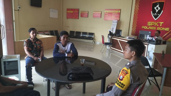 
 Bhabinkamtibmas Kelurahan Apala Dampingi Warga Buat Laporan Pengaduan Orang Hilang di Polres Bone