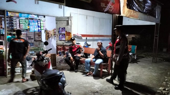 
 PERSONEL PIKET REGU I POLSEK BAREBBO LAKSANAKAN PATROLI BIRU DAN SAMPAIKAN PESAN KAMTIBMAS KEPADA WARGA