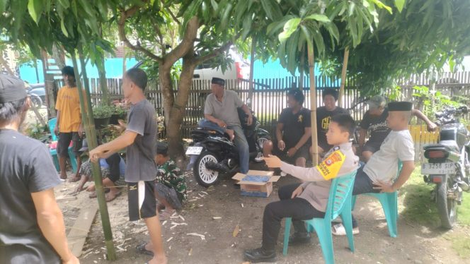 
 BHABINKAMTIBMAS POLSEK BAREBBO SAMBANGI WARGA BERDUKA, BERIKAN DUKUNGAN MORIL DAN PESAN KAMTIBMAS