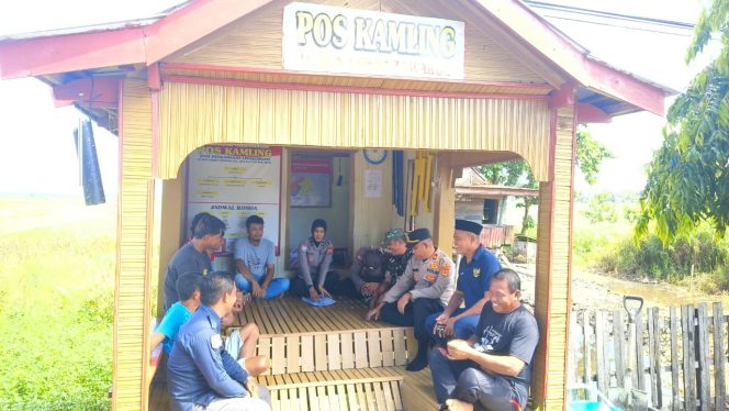 
 Personel Sat Binmas Polres Bone Sambangi Pos Satkamling di Desa Tawaroe