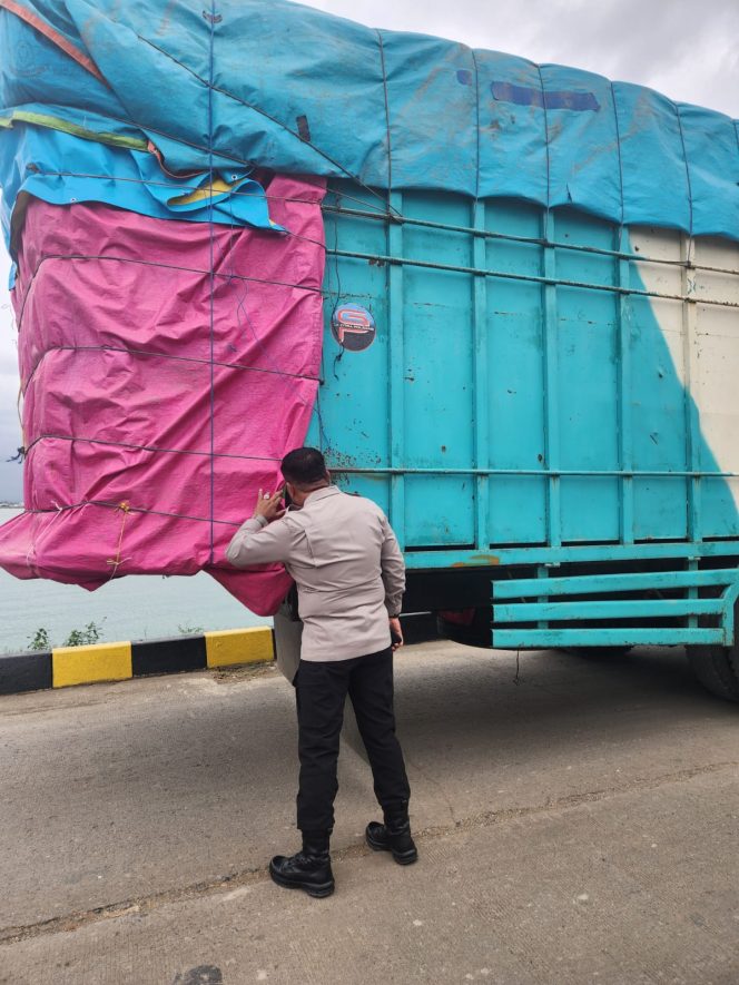 
 Turun Langsung Lakukan Pemeriksaan, Waka Polsek Periksa Muatan Truck
