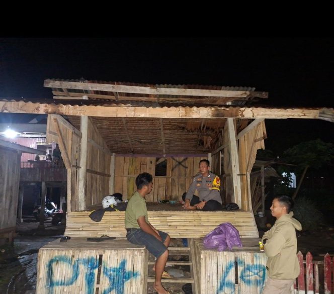 
 Melalui Kunjungan Pos Kamling, Bhabinkamtibmas Sampaikan Pesan Kamtibmas