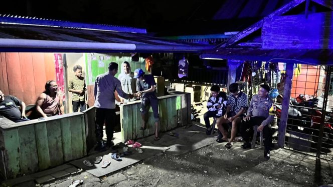 
 ‎Sambangi Titik Keramaian, Personel Polsek Palakka Imbau Masyarakat Jaga Kamtibmas