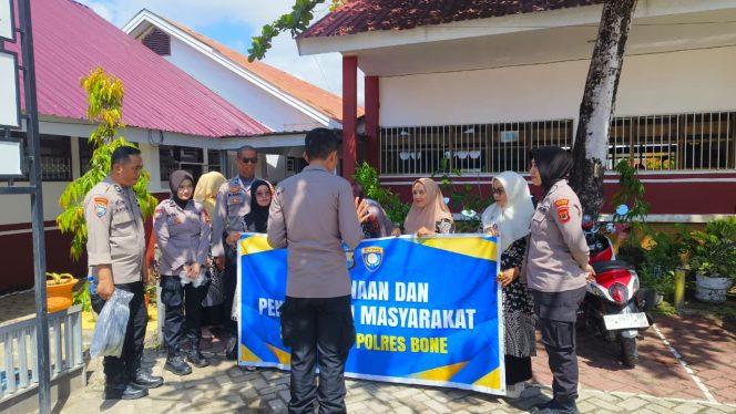 
 Sat Binmas Polres Bone Berikan Binluh Kamtibmas kepada Guru SD Inpres 12/79 Cellu