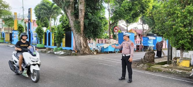 
 Polri Hadir untuk Masyarakat, Unit Lantas Pastikan Perjalanan Pagi Aman dan Lancar