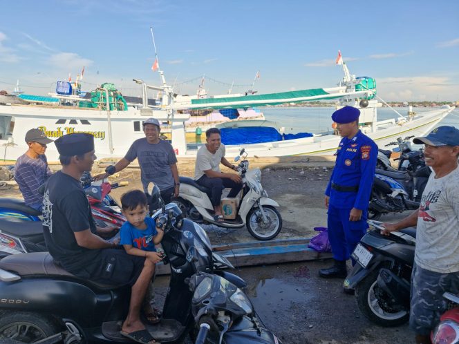 
 Kanit Harkan Kapal Satpolairud Polres Bone Pantau Aktivitas Nelayan Di PPI Lonrae,Berikan Himbauan Ini