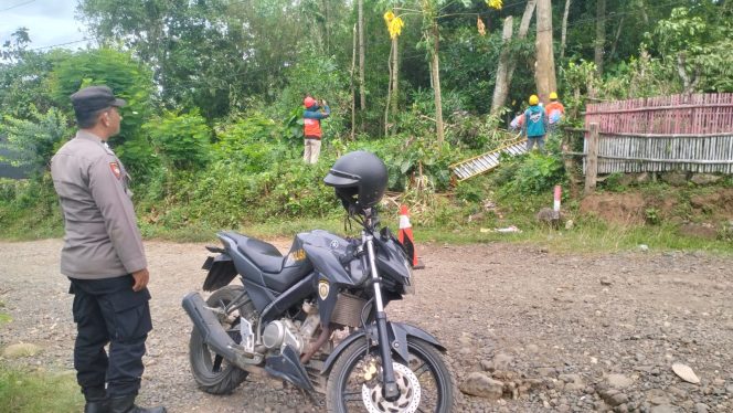 
 Ka SPKT Polsek Sibulue Dampingi Pemeliharaan Jaringan Listrik PLN di Kecamatan Sibulue