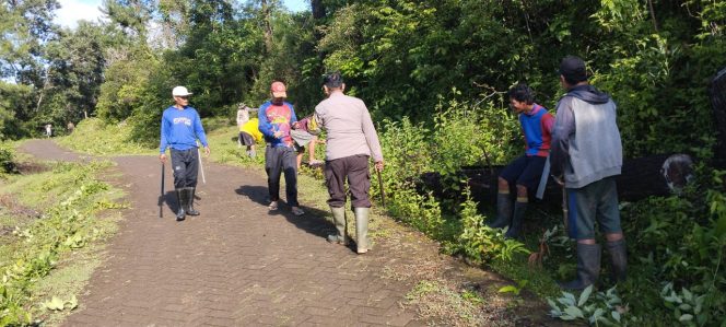
 Personel Polsek Tellu Limpoe Bahu-Membahu Gotong Royong Bersama Warga