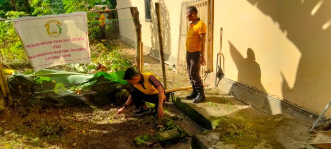 
 Kapolsek Barebbo Pimpin Kerja Bakti di Mako Polsek Jelang Hari Bhayangkara