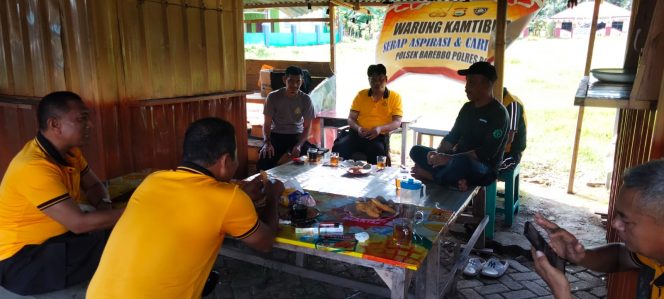 
 Kapolsek Barebbo Bersama Personel Nikmati Kopi Hangat di Warung Kamtibmas, Bahas Situasi Keamanan Wilayah
