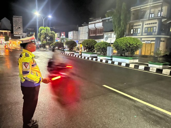 
 Personel Satlantas Polres Bone Laksanakan Blue Light Patrol