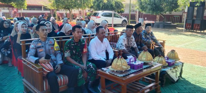 
 Bhabinkamtibmas Polsek Barebbo Hadiri Penamatan dan Pelepasan Siswa Kelas VI UPT SD Inpres 6/75 Corawali