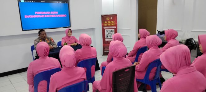 
 Kapolsek Barebbo Berikan Arahan kepada Bhayangkari Saat Arisan Bulanan