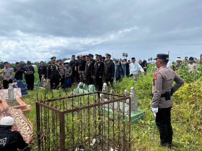 
 Kapolsek Awangpone Bertindak Selaku Perwira Upacara Pada Pemakaman Purnawirawan Polri AKP (Purn.) H. Djumari