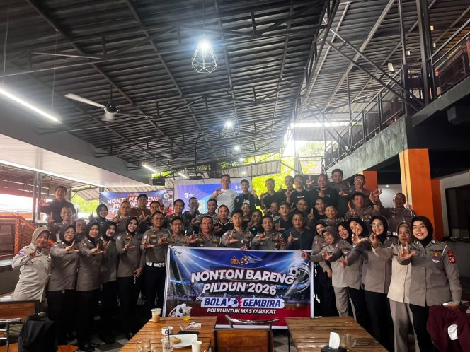 
 Serunya Nobar Piala Dunia 2026 Bareng Satlantas Polres Bone, Nonton Bola Sambil Edukasi Lalin