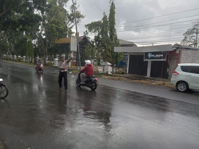 
 Unit Lantas Turun Langsung ke Jalan, Berikan Rasa Aman bagi Pengguna Jalan