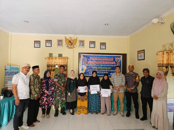 
 Bhabinkamtibmas Polsek Barebbo Hadiri Penyaluran BLT-DD di Desa Congko