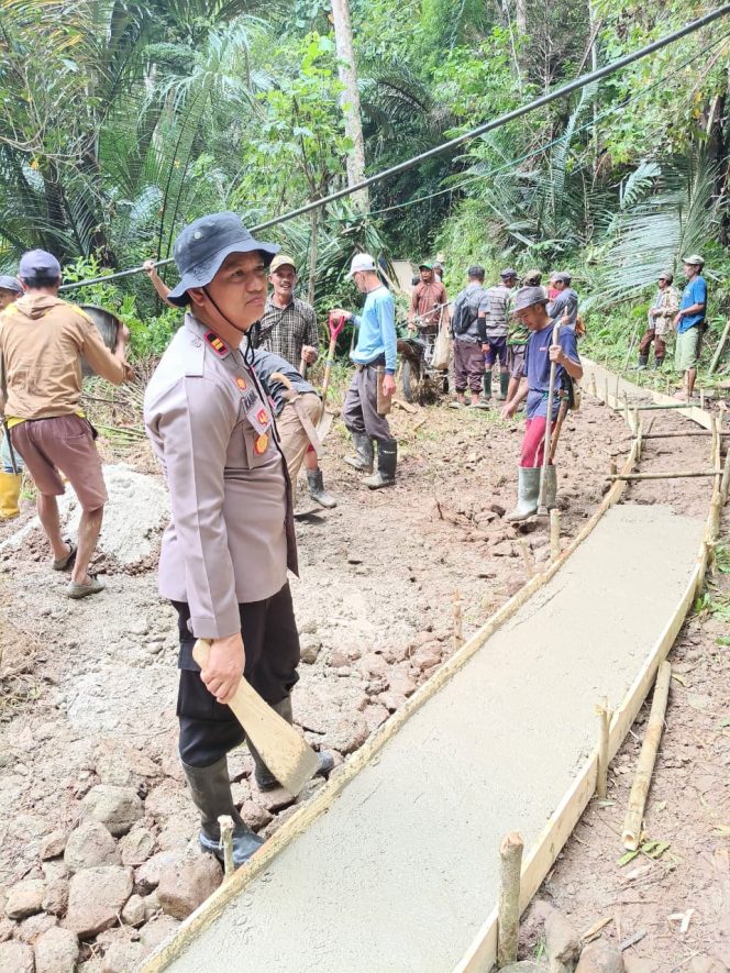 
 Kapolsek Bontocani Iptu Kamaluddin, S.H., Pantau Material Perbaikan Jalan yang Diusulkannya