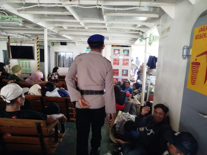 
 Beri Rasa Aman, Personel Piket Satpolairud Polres Bone Lakukan Pengamanan Ferry Penyeberangan