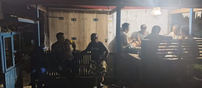 
 Bhabinkamtibmas Polsek Amali Sambang Desa Malam Hari, Ini Tujuannya