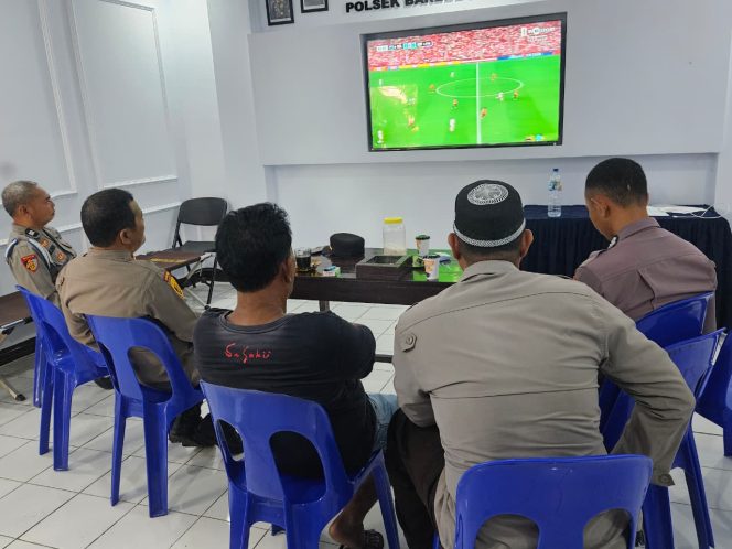 
 Wakapolsek Barebbo Gelar Nonton Bareng Bersama Anggota dan Warga, Suasana Penuh Keakraban dan Keseruan