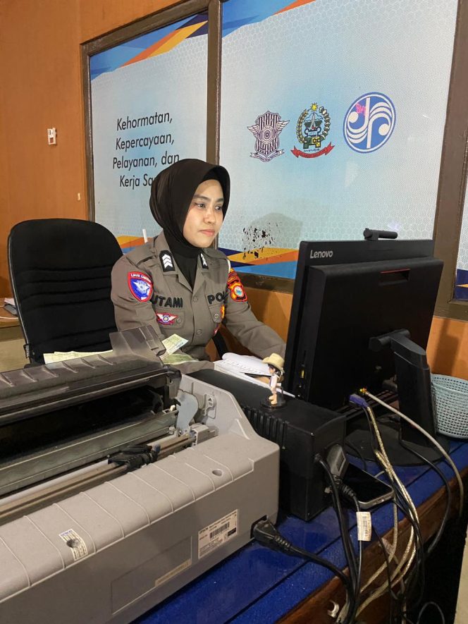 
 Pelayanan Humanis dan Responsif, Satlantas Polres Bone Dampingi Wajib Pajak Kendaraan