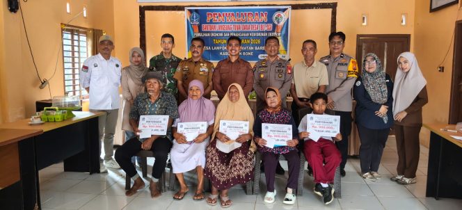 
 Kapolsek Barebbo Hadiri Penyaluran BLT-DD Desa Lampoko untuk Pemulihan Ekonomi dan Penanganan Kemiskinan Ekstrem