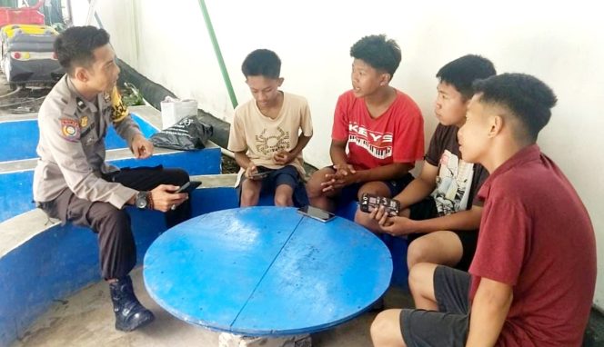 
 Bhabinkamtibmas Polsek Barebbo Sambangi Warga Desa Corawali, Sampaikan Imbauan Tertib Berlalu Lintas dan Jaga Kamtibmas