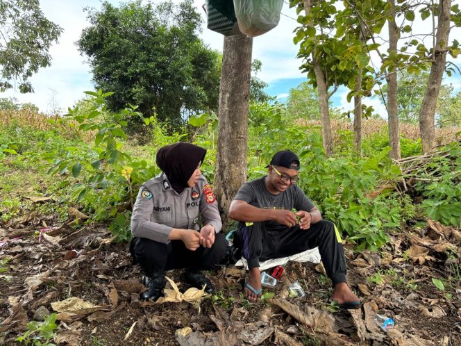 
 Bhabinkamtibmas Polsek Barebbo Sambangi Warga Desa Kajaolaliddong, Pantau Situasi Kamtibmas Wilayah Binaan