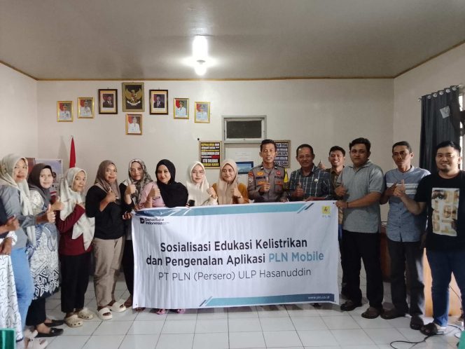 
 Bhabinkamtibmas Polsek Barebbo Hadiri Sosialisasi dan Edukasi Kelistrikan di Desa Corawali