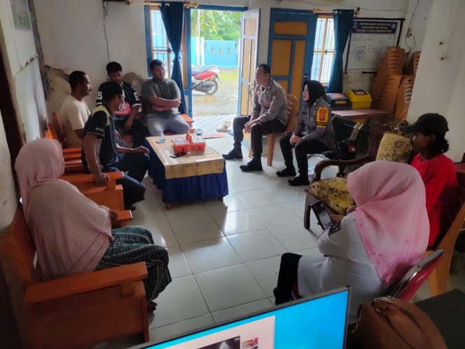 
 Kanit Binmas Bersama Bhabinkamtibmas Polsek Barebbo Berhasil Mediasi Perselisihan Rumah Tangga, Pasangan Suami Istri Sepakat Berdamai