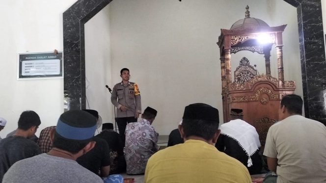 
 Berdiri Depan Jemaan Bhabinkamtibmas Polsek Barebbo Sampaikan Pesan Kamtibmas Usai Salat Jumat di Masjid Nurul Akbar