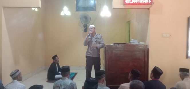
 Kanit Binmas Polsek Barebbo Sampaikan Imbauan Kamtibmas Usai Salat Jumat di Masjid At-Takwa Desa Wollangi