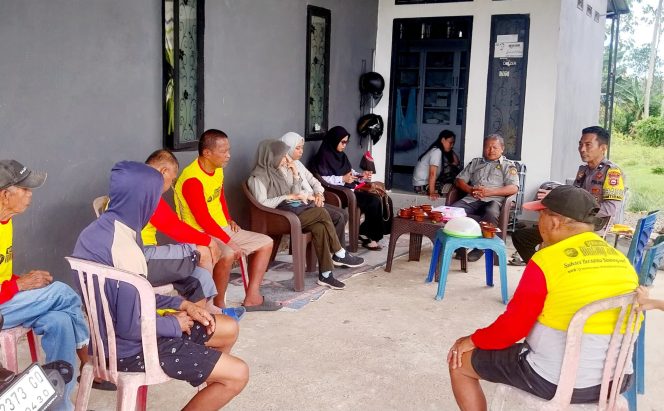 
 Bhabinkamtibmas Polsek Barebbo Sambangi Warga Desa Barebbo, Ajak Jaga Kamtibmas Jelang Hari Bhayangkara ke-80