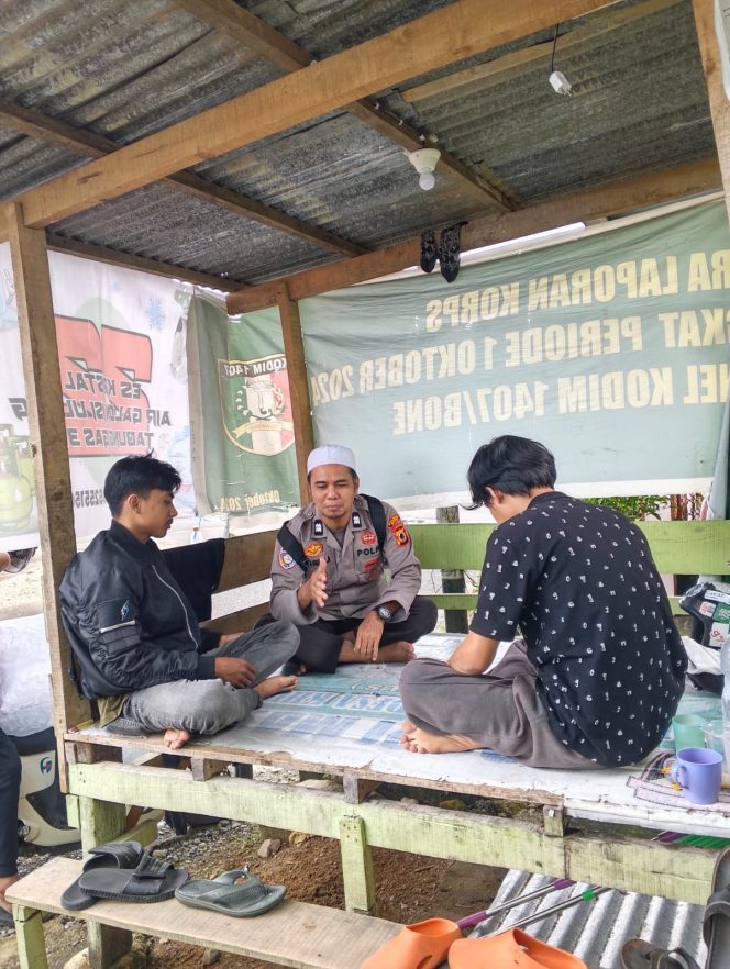 
 Bhabinkamtibmas Polsek Barebbo Ajak Warga Desa Sugiale Rajin Salat Berjamaah dan Jaga Kamtibmas