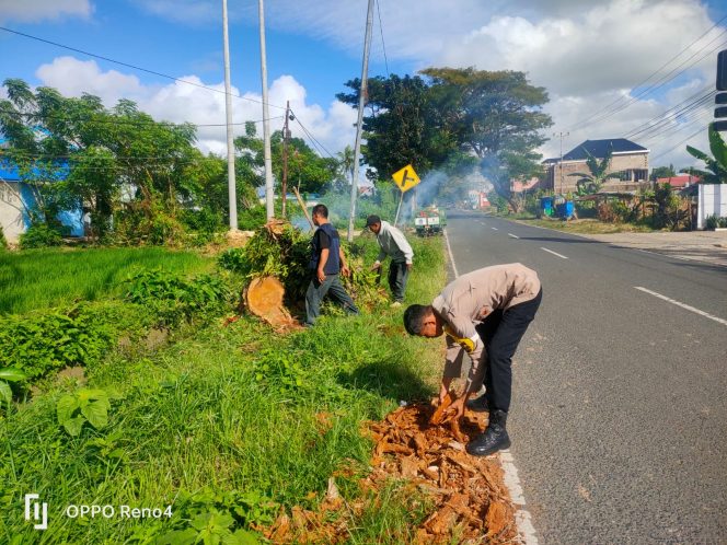 
 Aiptu Baso Halim Tunjukkan Dedikasi, Turun Langsung Kerja Bakti Bersama Warga Bajoe