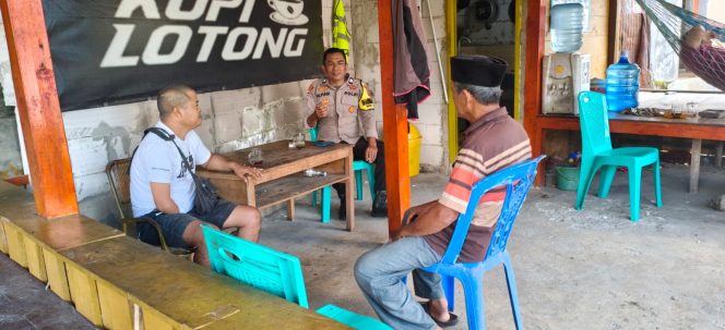 
 Bhabinkamtibmas Kelurahan Bulu Tempe Sambangi Pos Satkamling, Ajak Warga Tingkatkan Keamanan Lingkungan