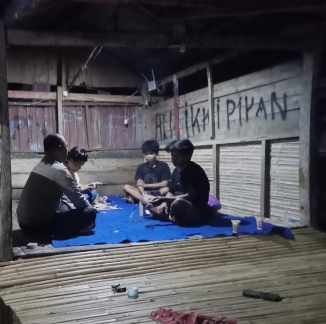 
 Wujudkan Kamtibmas Kondusif, Bripka Wiwin Susanto Rangkul Pemuda Melalui Sambang Pos Kamling