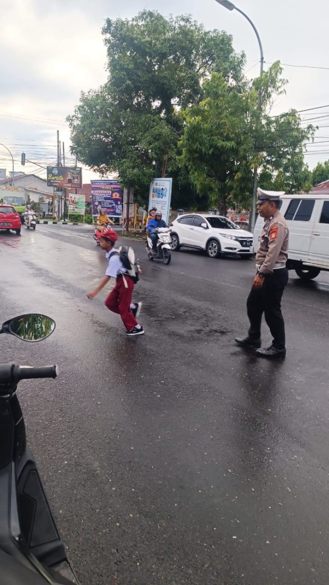 
 Wujud Nyata Pelayanan Prima, Polisi Hadir Amankan Aktivitas Pagi Masyarakat