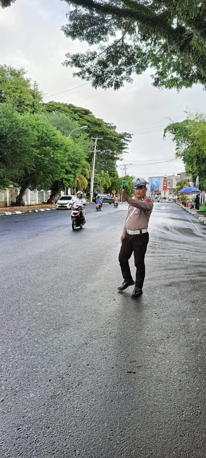 
 Komitmen Melayani Masyarakat, Personel Lantas Polsek Tanete Riattang Rutin Atur Arus Kendaraan di Pagi Hari