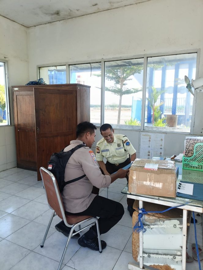 
 Perkuat Koordinasi Kamtibmas, Aipda Hamdan Kunjungi Satkamling Kompleks KKP