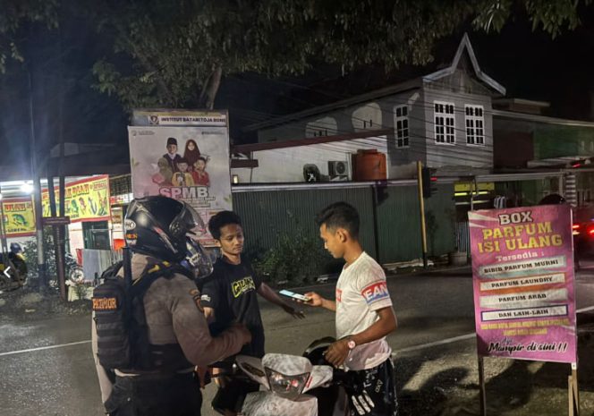 
 Patroli Malam Sat Samapta Polres Bone Pastikan Kota Watampone Aman di Malam Hari