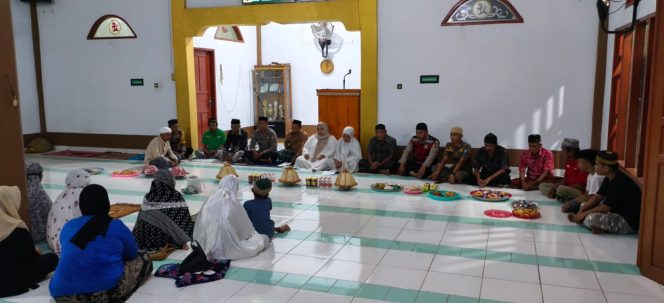 
 ‎Bhabinkamtibmas Desa Pasempe Hadiri Zikir Bersama Sambut Tahun Baru Islam