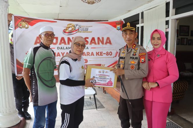 
 Polres Bone Hadir untuk Sesama, Anjangsana dan Giat Bansos Jadi Wujud Nyata Semangat Hari Bhayangkara ke-80